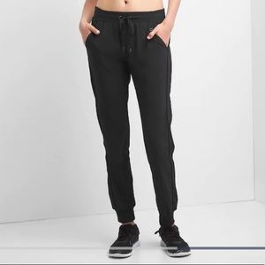 Flattering Breathable 4-way Stretch GapFit Joggers